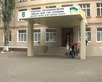 Одной из старейших школ Суворовского района №44 помогут с ремонтом столовой