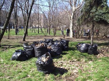 Одесситы активно очищают город от мусора