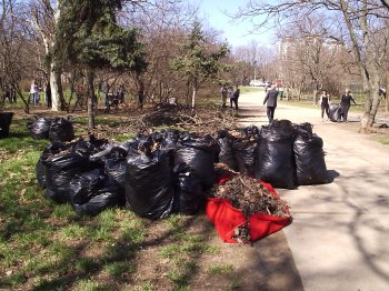 Одесситы активно очищают город от мусора