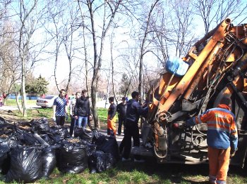 Одесситы активно очищают город от мусора