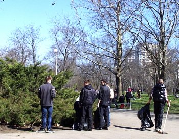 Одесситы активно очищают город от мусора