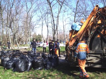 Одесситы активно очищают город от мусора