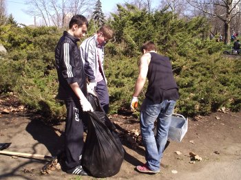Одесситы активно очищают город от мусора