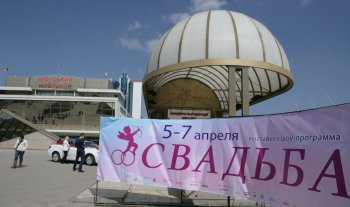 На морвокзале началась массовая свадьба (фото)