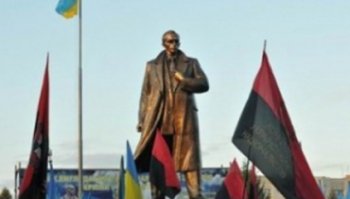 Во Львовской области неизвестные лица разрушили памятник Бандере
