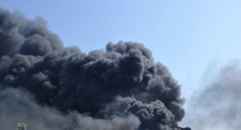 В Южном горят склады сантехники
