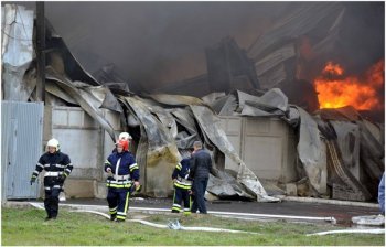 В Южном удалось справиться с пожаром (фото, видео)