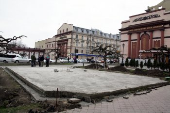 На Театральной площади появились штыри: устанавливают памятник Ойстраху