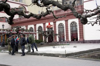На Театральной площади появились штыри: устанавливают памятник Ойстраху