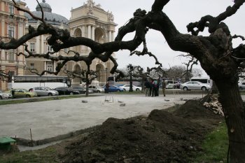 На Театральной площади появились штыри: устанавливают памятник Ойстраху