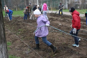 Как в Одессе студенты и «моржи» зоопарк убирали