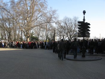 Хроника сессии. 8:30 утра: на Думской 500 человек