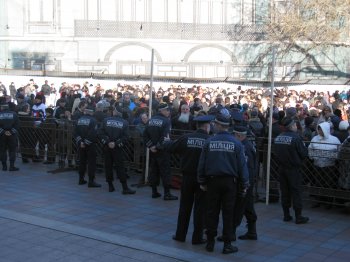 Хроника сессии. 8:30 утра: на Думской 500 человек