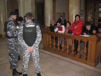 Одесситы почти сутки ждут мэра в городском совете