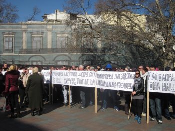 Перед мэрией многолюдно (фото)