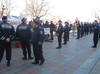 Перед мэрией многолюдно (фото)