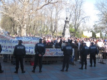 Перед мэрией многолюдно (фото)