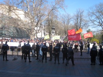 Перед мэрией многолюдно (фото)