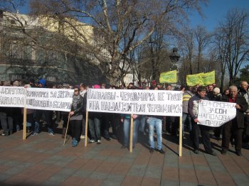 Перед мэрией многолюдно (фото)