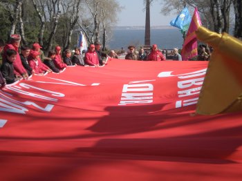 По Одессе пронесли  гигантское красное знамя победы
