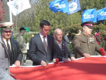 По Одессе пронесли  гигантское красное знамя победы