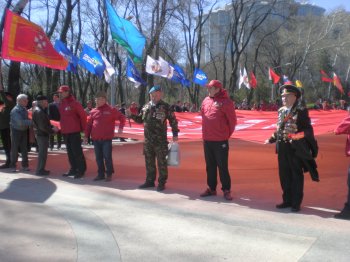 По Одессе пронесли  гигантское красное знамя победы