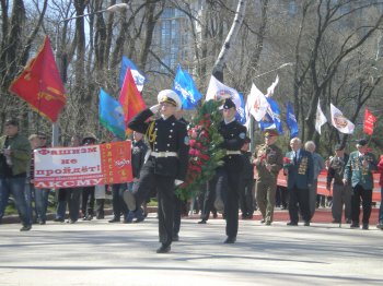 По Одессе пронесли  гигантское красное знамя победы