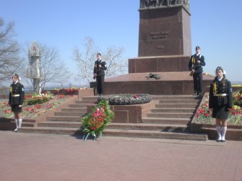 По Одессе пронесли  гигантское красное знамя победы
