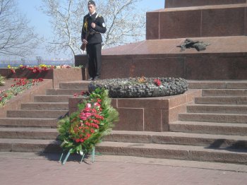 По Одессе пронесли  гигантское красное знамя победы