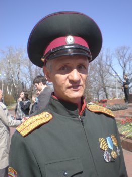 По Одессе пронесли  гигантское красное знамя победы
