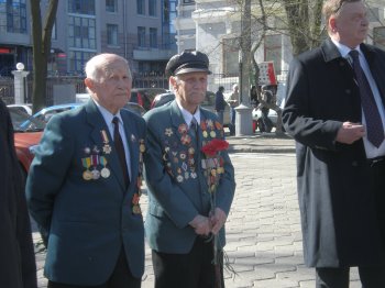 По Одессе пронесли  гигантское красное знамя победы