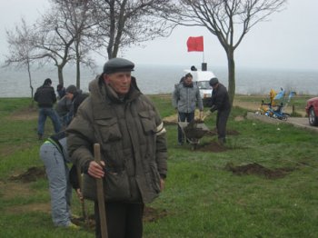 Коммунисты Южного вспомнили на субботнике свою молодость