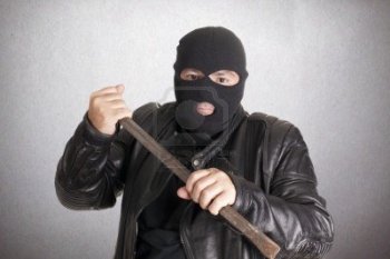 Пока хозяин релаксировал, по его дому милиционеры бегали за вором