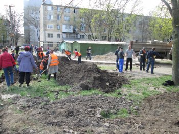 В Малиновском районе вовсю идет субботник