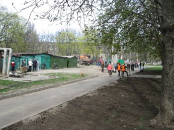 В Малиновском районе вовсю идет субботник