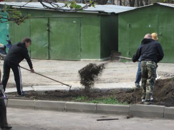 В Малиновском районе вовсю идет субботник
