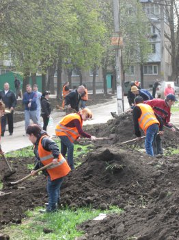В Малиновском районе вовсю идет субботник