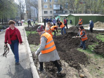 В Малиновском районе вовсю идет субботник