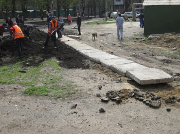 В Малиновском районе вовсю идет субботник