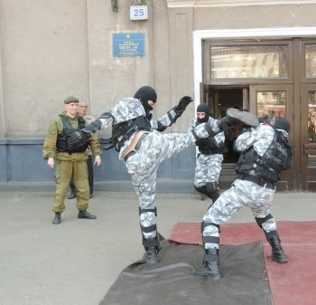 Сегодня из окон одесской школы люди в форме выносили детей