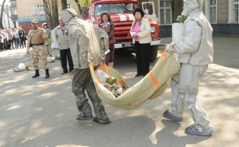 Сегодня из окон одесской школы люди в форме выносили детей