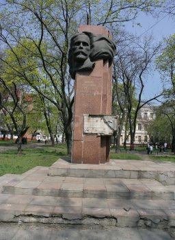 Сквер Томаса ждут счастливые перемены. Что будет с памятником?