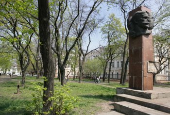 Сквер Томаса ждут счастливые перемены. Что будет с памятником?