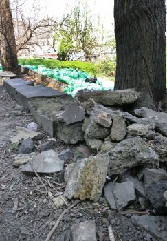 Греется на солнышке сотня мешков с мусором