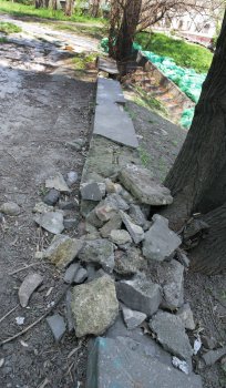 Греется на солнышке сотня мешков с мусором