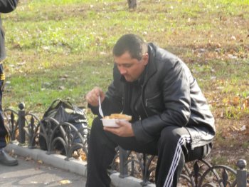 Православная молодёжь Одессы помогает бездомным