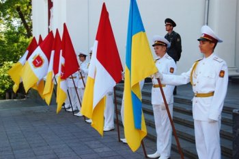 Накануне 9 Мая Знамя Победы торжественно поднято над зданием одесской мэрии