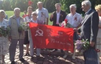 Во Львове, сегодня, на Марсовом поле развернули красный флаг