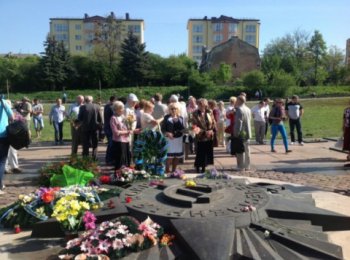 Во Львове, сегодня, на Марсовом поле развернули красный флаг
