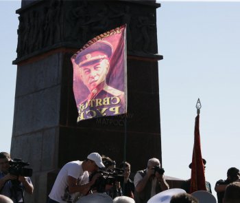 Венки и цветы — к Вечному огню